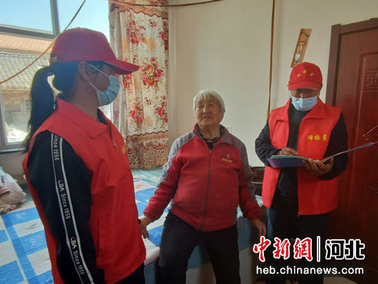 村网格员入户宣传疫情防控知识。 涞源县委宣传部供图。 村网格员入户宣传疫情防控知识。 涞源县委宣传部供图。